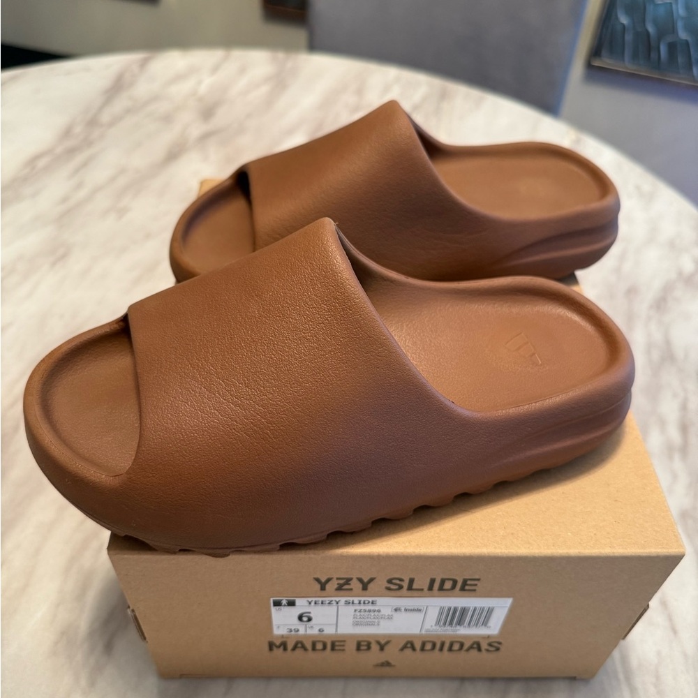 Adidas Yeezy Slide - Flax
US SZ 6
Gently used with box